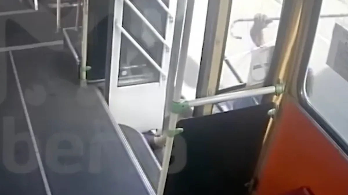 Пассажир троллейбуса залил перцовым балончиком водителя. Фото: стоп-кадр Mash Siberia 