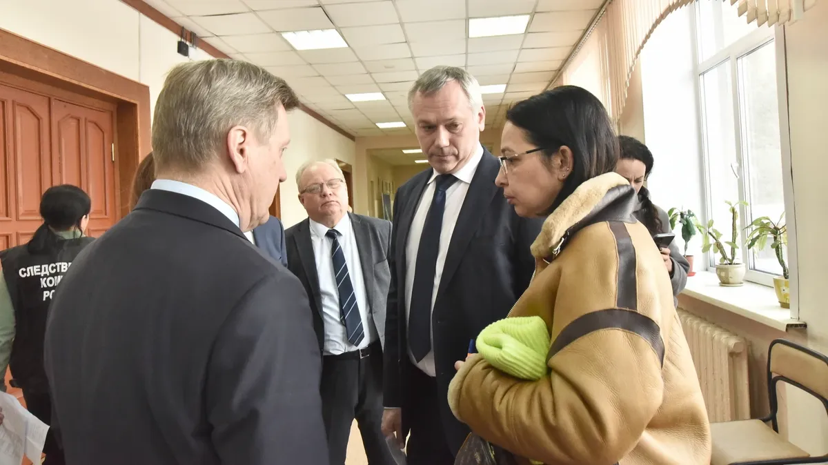 Об этом сообщил Губернатор Новосибирской области Андрей Травников в ходе посещения консультационного центра помощи пострадавшим, который сейчас расположен на территории 85-й школы. Фото: Правительство Новосибирской области