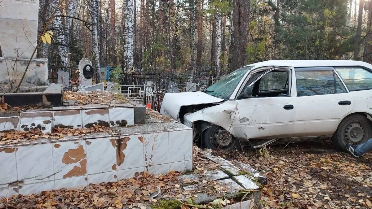 В Новосибирске мужчина на автомобиле двигался по кладбищу,  врезался в памятник и погиб
