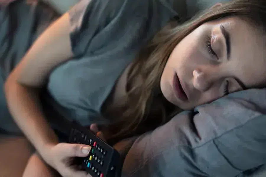 Как перестать засыпать перед телевизором: 10 методов для сони