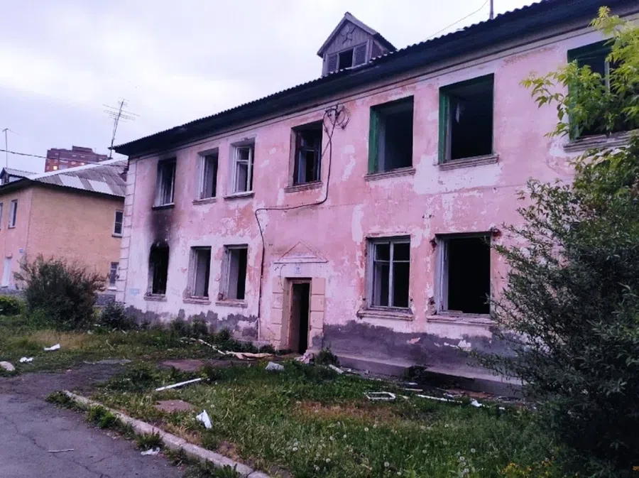 «Заброшку» подожгли дети: Власти Бердска никак не могут снести расселенную двухэтажку