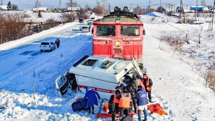Локомотив снес скорую помощь с пациентом на рельсах под Хабаровском. Погибла фельдшер