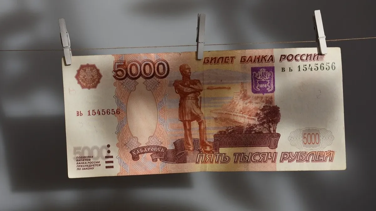 Крепкий рубль душит экономику РФ: все минусы отыгравшего позиции у доллара и евро рубля 