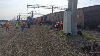 В Новосибирской области поезд врезался в кран, который убирал сошедшие с  путей вагоны в Барабинске 