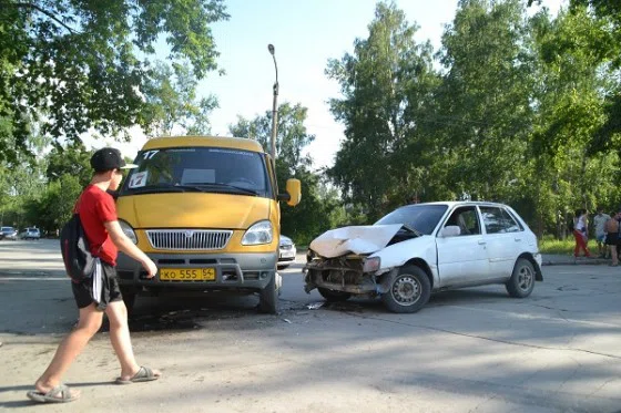 Столкнувшиеся авто затрудняют движение по ул. Рогачева 