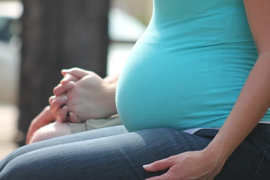 Исследование показывает, что заражение коронавирусом повышает риск осложнений во время беременности