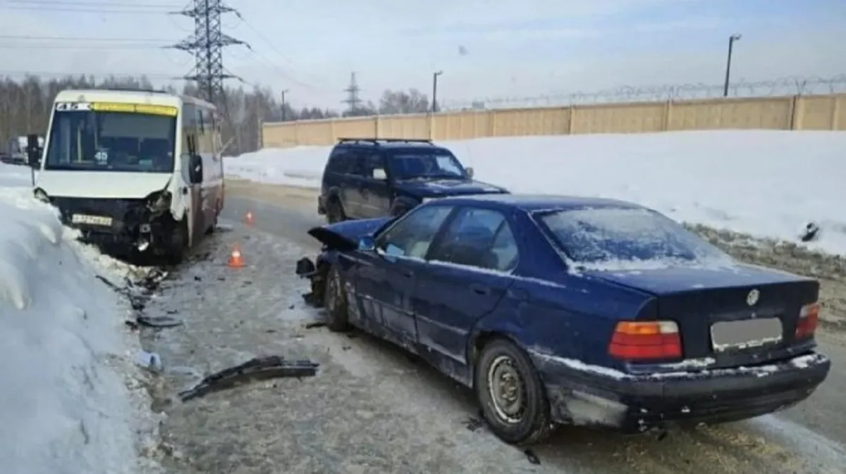 В Новосибирске 6 человек пострадали из-за столкновения маршрутки с иномаркой