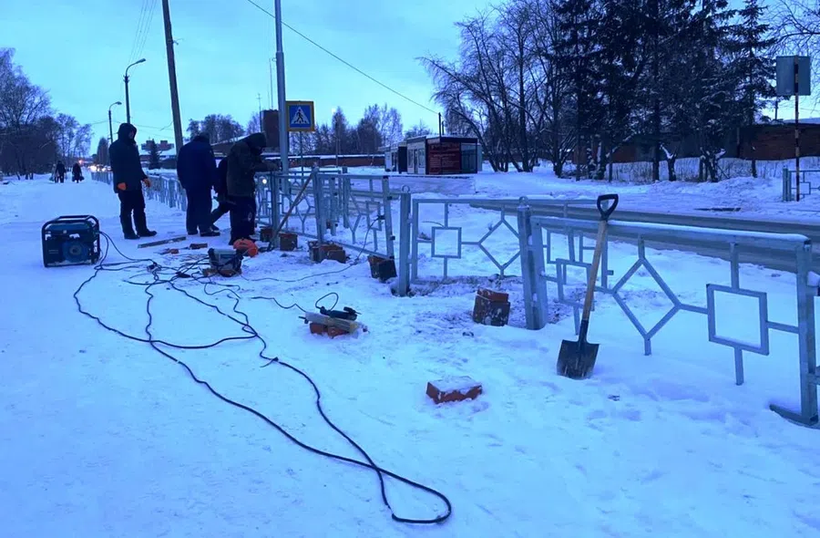«Могильными оградками» в Бердске огораживают дорогу после глобального ремонта улицы Черемушной