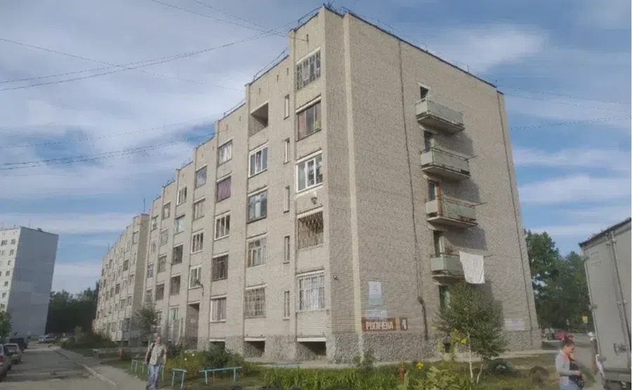 Что известно о женщине, которая выпала из окна третьего этажа в Бердске. Подробности трагедии