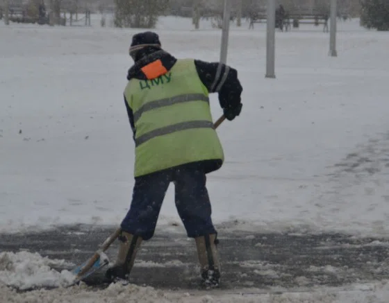 Улицы в Бердске чистят не только механизированным способом, но и вручную