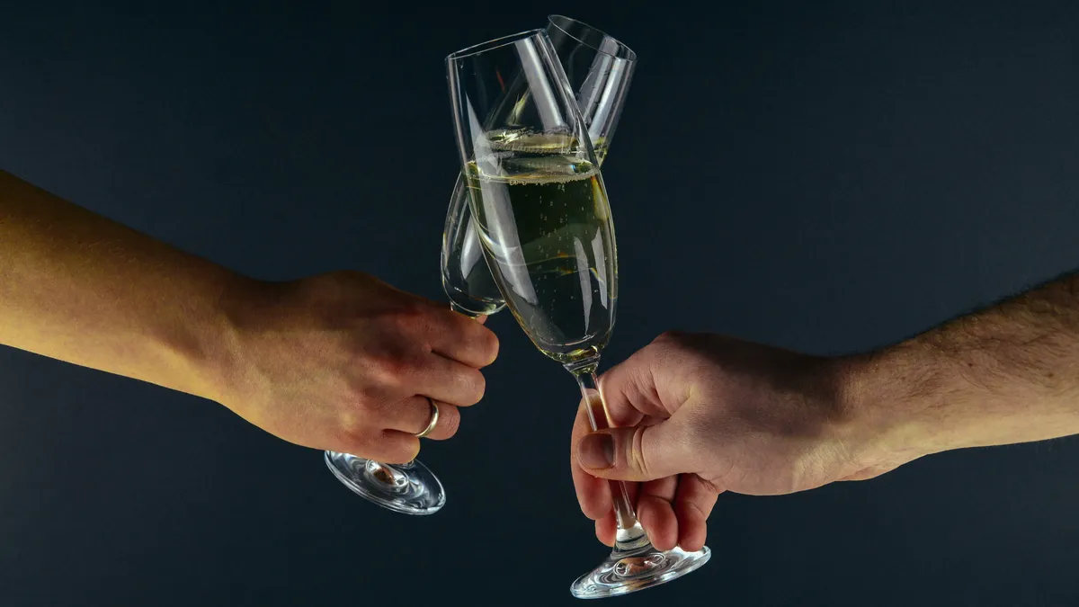 21 октября - Международный день шампанского: история праздника, родина игристого напитка, 10 самых популярных и 10 самых дорогих марок шампанского – из чего пьют и с чем 