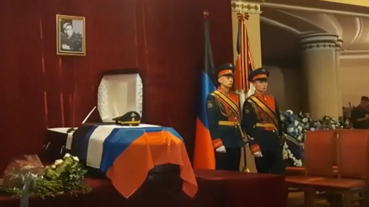 В Донецке не смогли начать церемонию прощания с Ольгой “Корсой. Фото: стоп-кадр видео «МК»