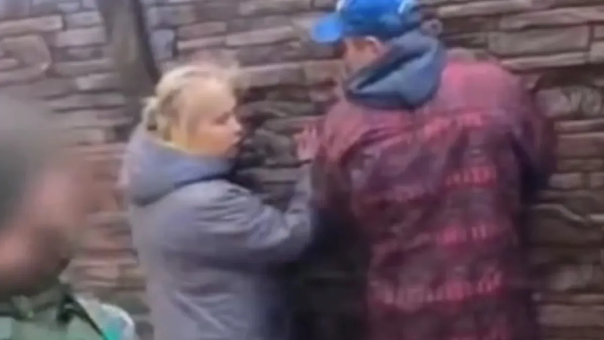 Украинские военные в Херсоне поставили к стенке женщину с сыном и устроили допрос из-за рублей в кармане
