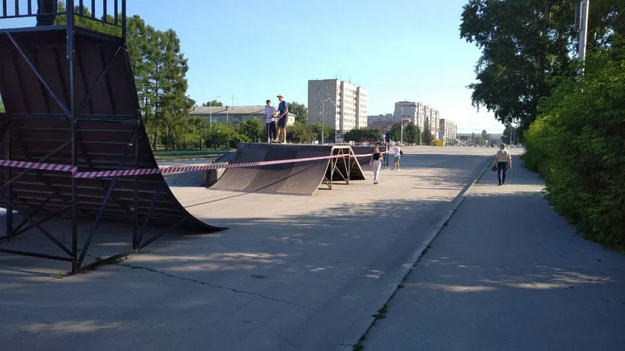 Разбитую рампу перевернут ради безопасности детей на скейтах и самокатах в Бердске
