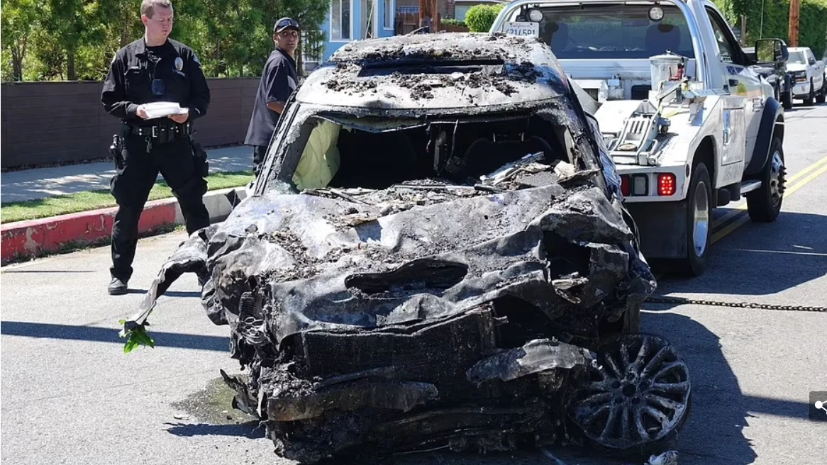 В Лос-Анджелесе актриса  Энн Хеч на автомобиле врезалась в дом: после чего машина и водитель загорелись 