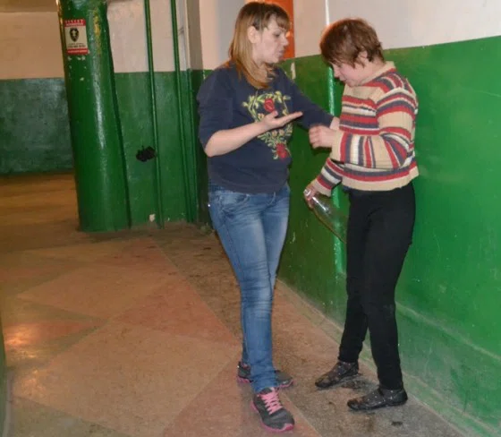 Ангелину Шерстюк (на фото - слева), приютившую Наталью Петрову (на фото — справа) проверили чиновники