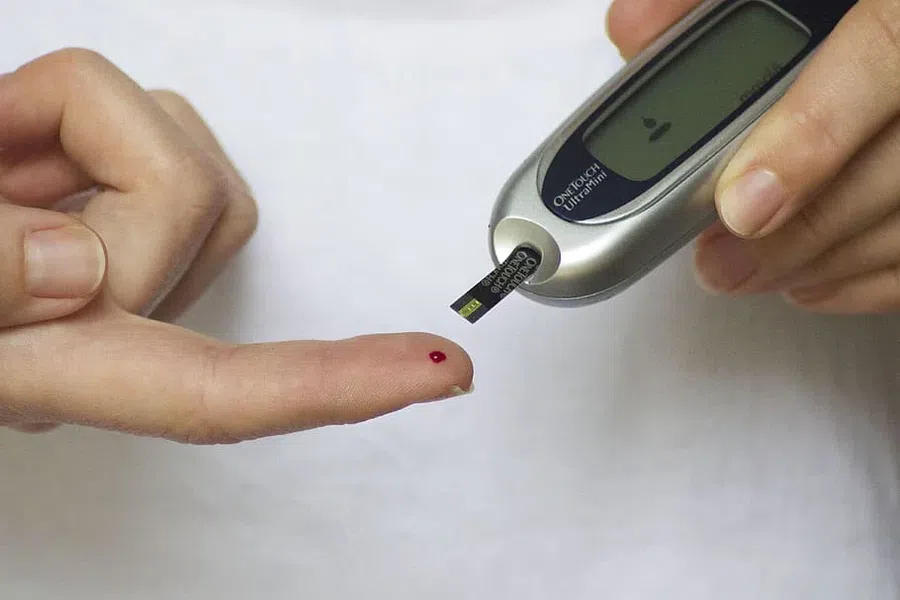 глюкометр, диабет, палец