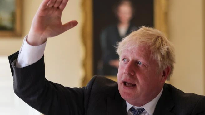 Премьер-министр Великобритании Борис Джонсон заявил, что Украина не должна уступать земли, а вернуться к границам до 24 февраля