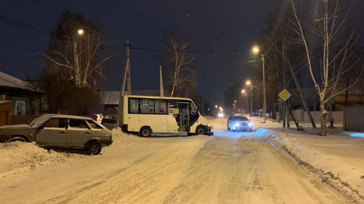 В Бердске 60-летнюю пассажирку маршрутки экстренно госпитализировали в больницу после ДТП с ВАЗ на улице Советской