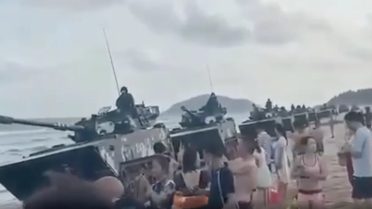 Колонна танков на пляже: Китай стянул военную технику вдоль пляжной линии «для встречи» с американским политиком Нэнси Пелоси - видео