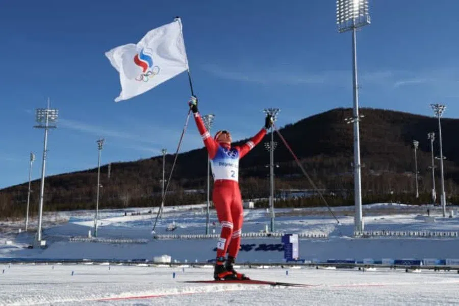 Российский лыжник Большунов завоевал золото в масс-старте на Олимпиаде-2022 в Пекине. Сборная РФ поднялась на 8-е место в медальном зачете