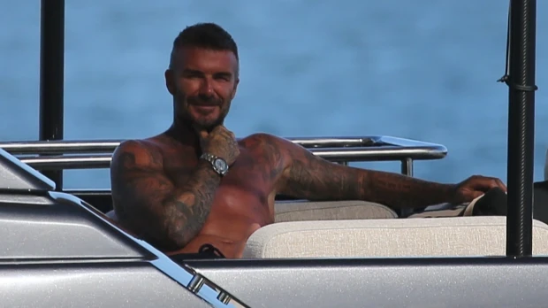 Голый Дэвид Бекхэм загорает в Майами на яхте Seven за 5 миллионов фунтов стерлингов - показывает свое шикарное тело и татуировки