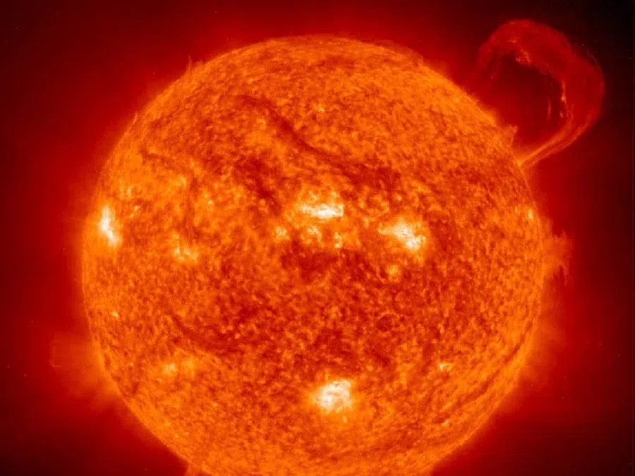 Экстремальная магнитная буря 4 и 5 ноября 2021 года обрушится на землян: мощные вспышки происходят на Солнце