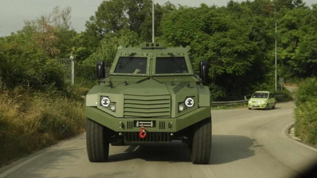 Петр Порошенко приобретает 11 бронированных машин для украинской армии. Фото: стоп-кадр видео телеграмм-канала Порошенко
