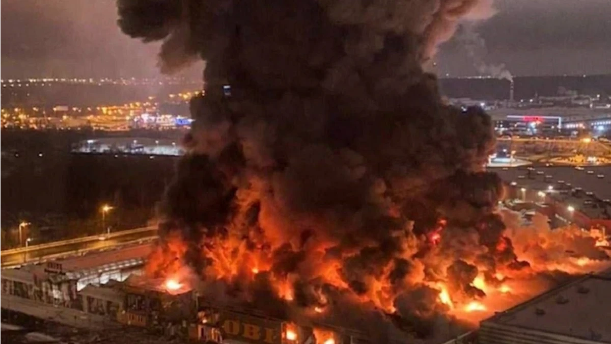 В Москве из-за поджога произошел крупный пожар в ТЦ «Мега Химки». Охранник гипермаркета не успел выбраться с места и сгорел заживо - видео