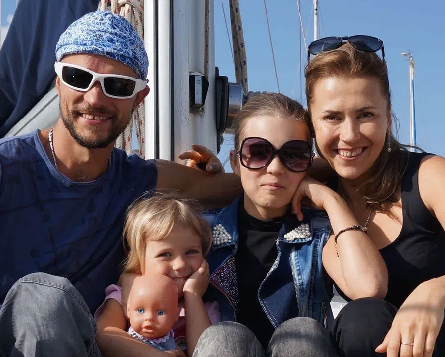 «Нас не надо спасать!»: друг семьи путешественников Клочковых из Новосибирска рассказал новые подробности бедствия на яхте в океане в Австралии