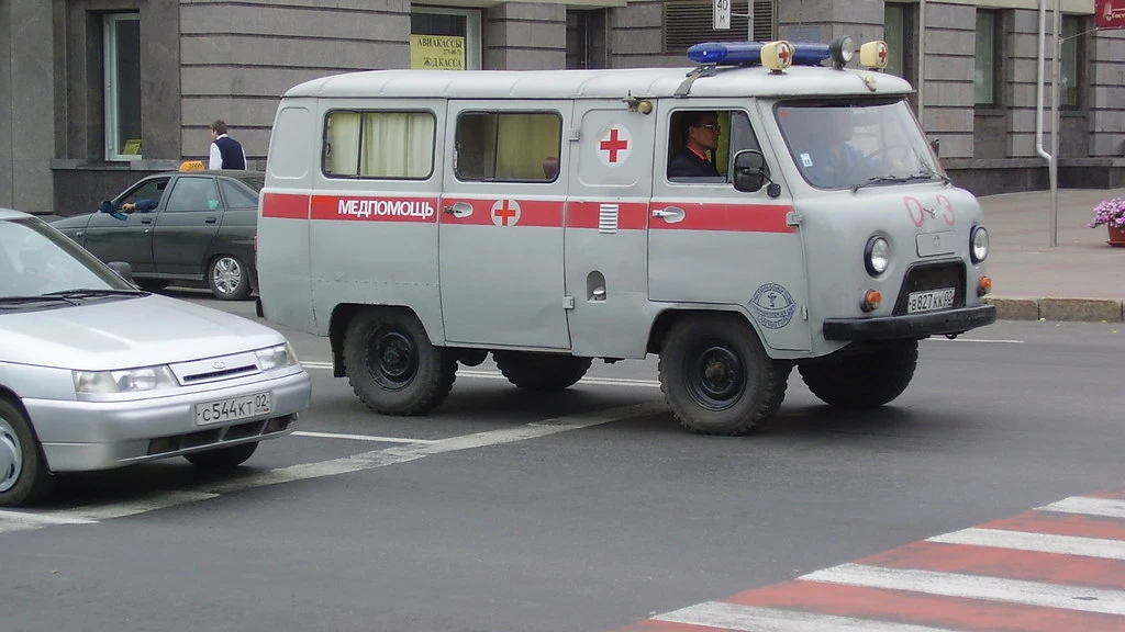В Красноярском крае машина скорой помощи столкнулась с фурой. Погибла медик, пострадала беременная девушка