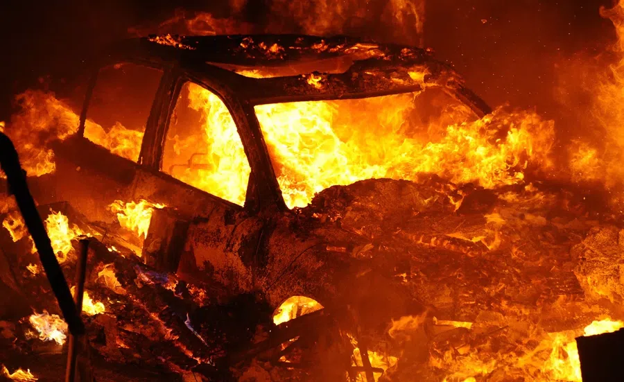 В Бердске полностью выгорел автомобиль Peugeot в самом центре города. Не исключают поджог