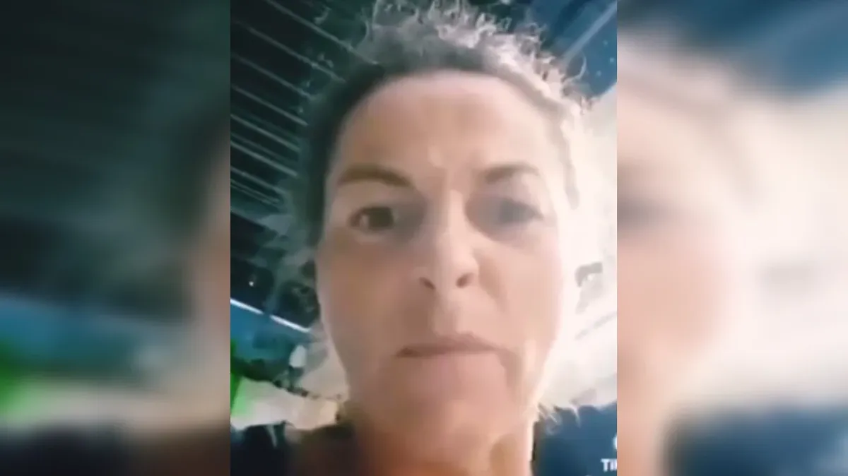 Женщина кричит на видео от ярости. Фото: кадр из видео