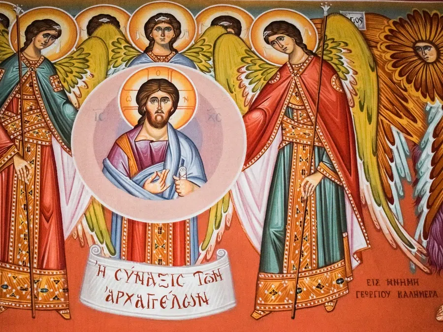 Как крыло Архангела Михаила спасает грешников из ада: в котором часу 21 ноября это происходит. Какую молитву читать живым за своих усопших