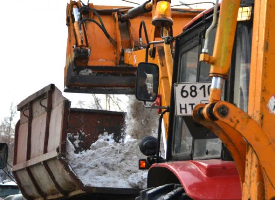 Один муниципальный снегоотвал уже переполнен, но коммунальщики увозят снег только в положенные места