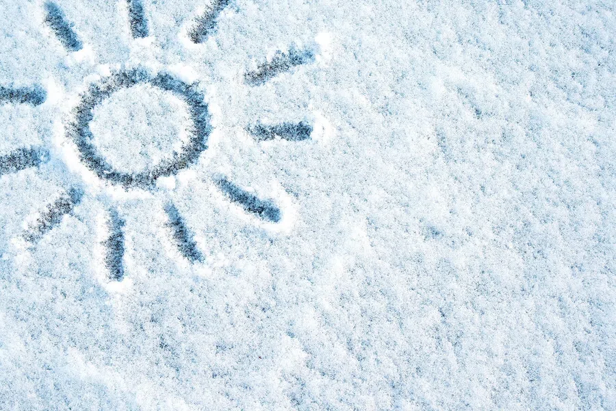 Открытки чистого позитива в День рисования солнца на снегу 31 января