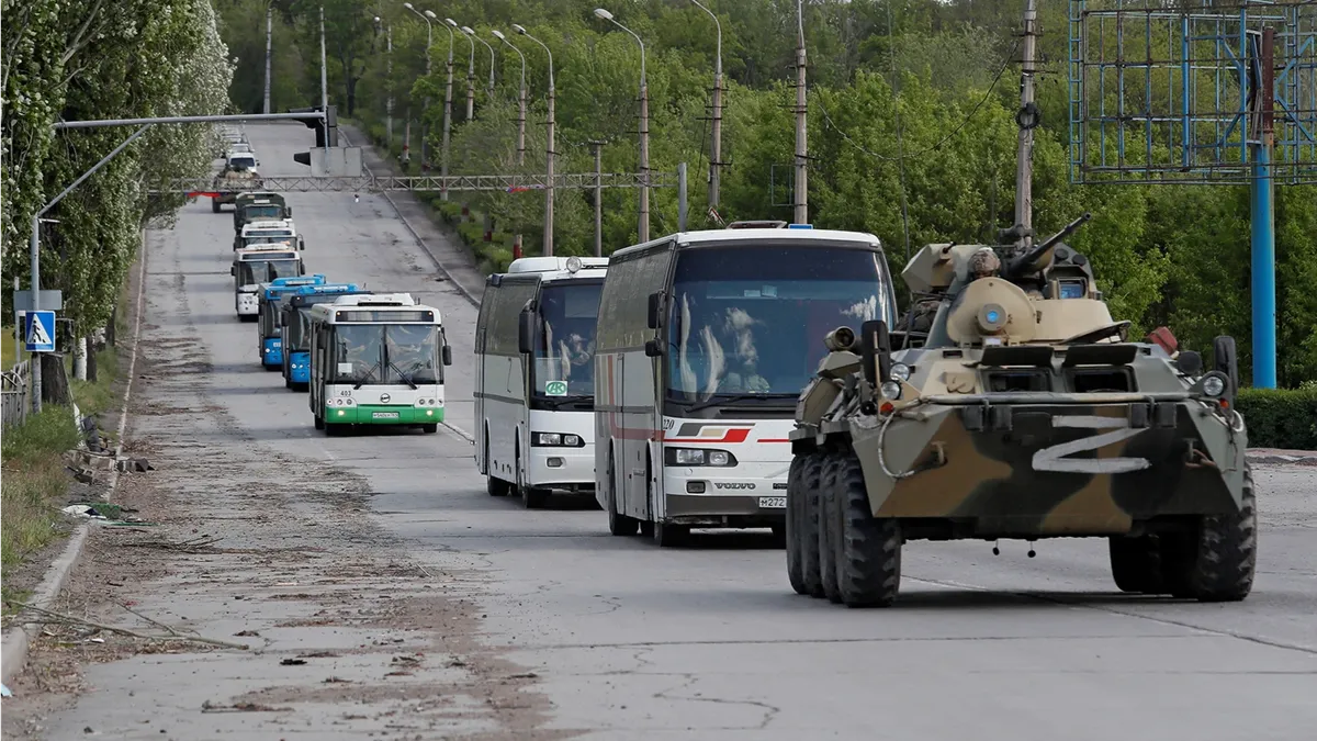 С «Азовстали» выехало 7 автобусов со сдавшимися в плен военными ВСУ и боевиками «Азвов»*. Выходили по семь-восемь человек 