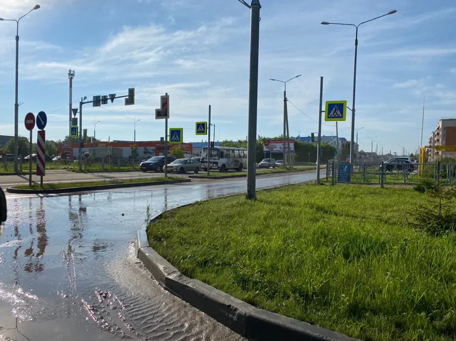Микрорайон Бердска затопило из-за лопнувшего водовода на ул. Космической в ночь на 2 июля. Смотрите фото