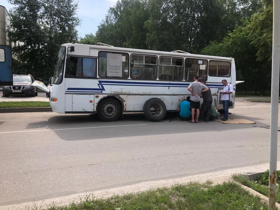 Пассажирский автобус №8 Бердска заблокировал ул. Первомайскую на перекрестке с К. Маркса - пробило колесо