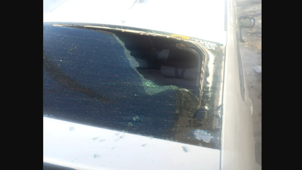 «Могло людей убить» В Новосибирске кусок льдины упал с крыши 5-этажки и разбил припаркованный автомобиль - видео