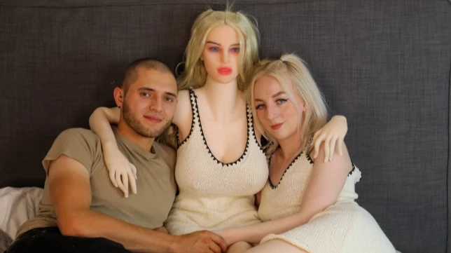 Британка купила мужу похожую на себя секс-куклу, для удовлетворения его высокого либидо