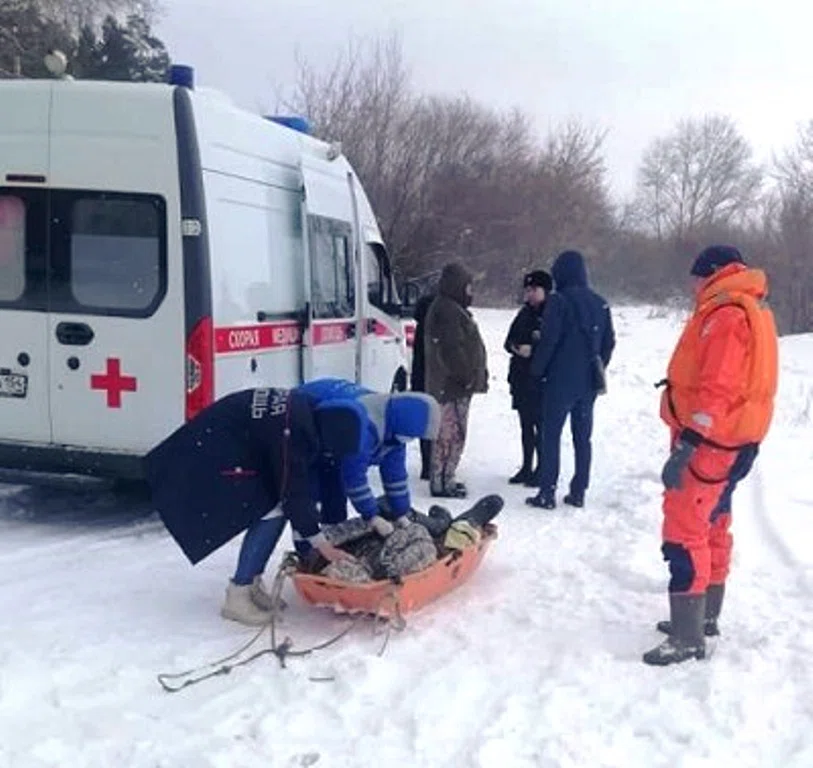 Мертвого рыбака нашли в Бердске на льду: Спасатели доставили тело на берег
