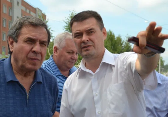 Начальник УЖКХ Владимир Захаров (на фото — справа) ответил на вопросы по дорогам Владимира Городецкого