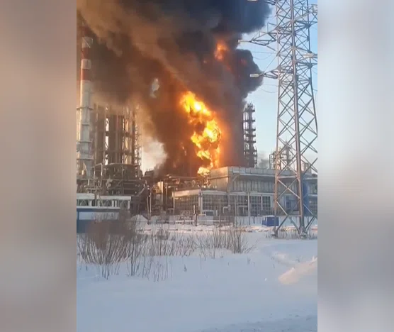 В Тюмени загорелся Антипинский нефтеперерабатывающий завод. Пожар охватил 100 квадратных метров