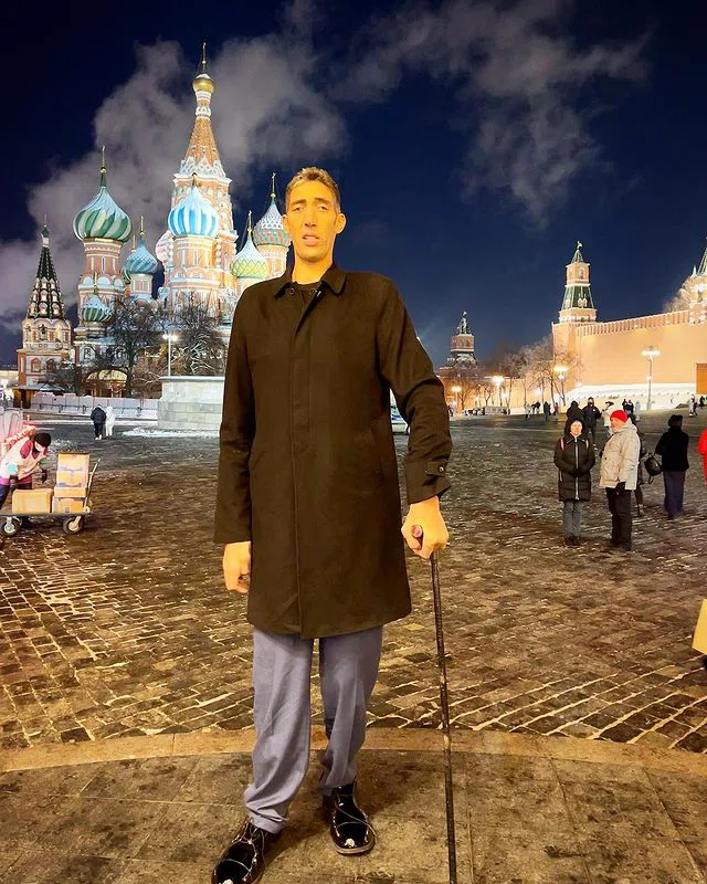 Самый высокий человек в мире Султан Кёсен приехал в Москву за невестой