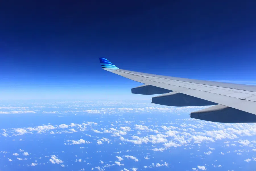 Летевший из Москвы в Горно-Алтайск самолет аварийно сел в Омске из-за запаха горелой проводки