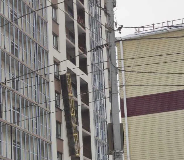 В Новосибирске СК возбудил уголовное дело после падения люльки с тремя строителями