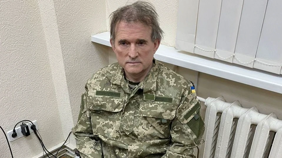 
Зеленский опубликовал фото Виктора Медведчука в наручниках
