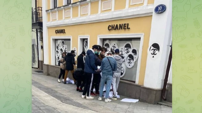 «Гитлер для Chanel»: в Москве люксовый бутик обклеили стикерами с лидером фашистов