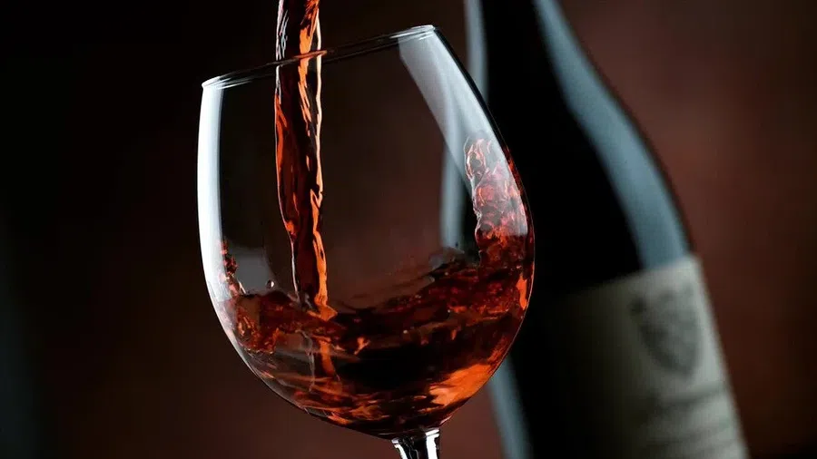 Бокал вина за ужином, а не сам по себе, снижает риск развития диабета 2 типа: исследование